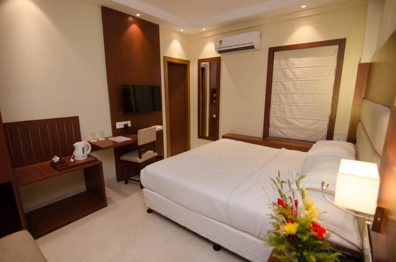 Aura Hotel Kalkutta Exterior foto